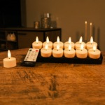 Twaalf oplaadbare waxinelichtjes 140 uur - realistisch, warm wit met 3D-vlam - op een zwarte tray zorgen voor een warme, gezellige sfeer op tafel en worden geleverd met afstandsbediening.