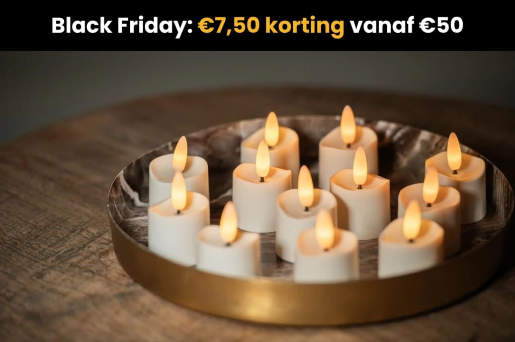 Een rond dienblad met kleine, brandende led-kaarsjes staat op een houten tafel. De tekst erboven luidt: black friday: €7,50 korting vanaf €50.