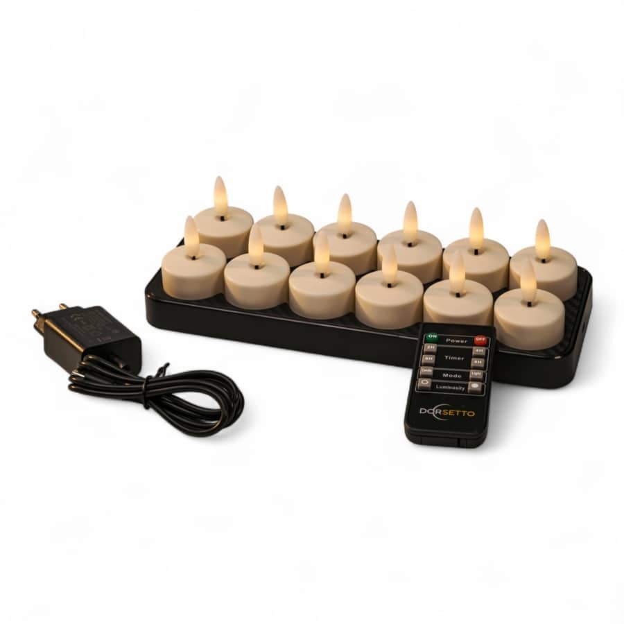 Een set van twaalf vlamloze LED waxinelichtjes op een oplaadplateau met een voedingsadapter en een afstandsbediening, alles geplaatst op een witte achtergrond.