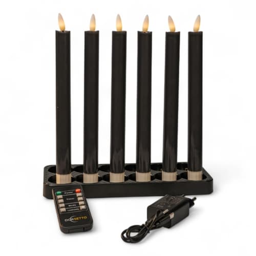 De Dinerkaarsen LED donker grijs set bestaat uit zes oplaadbare donkergrijze kaarsen met gloeiende uiteinden, in een houder, plus een afstandsbediening en voedingsadapter. Elke kaars gaat tot 400 uur mee.