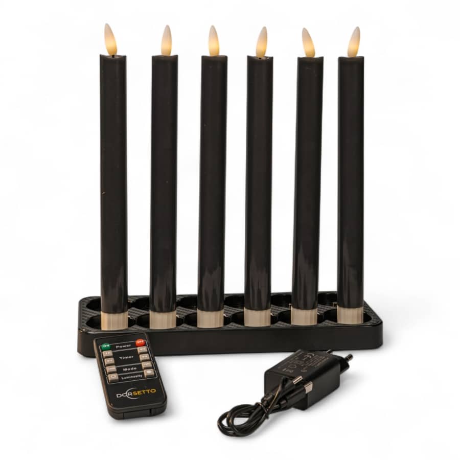 De Dinerkaarsen LED donker grijs set bestaat uit zes oplaadbare donkergrijze kaarsen met gloeiende uiteinden, in een houder, plus een afstandsbediening en voedingsadapter. Elke kaars gaat tot 400 uur mee.