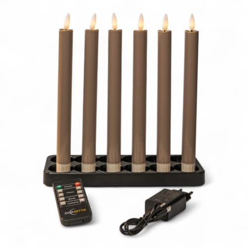 Six Led dinerkaarsen, donker grijs, oplaadbare kaarsen met realistische vlam en tot 400 uur brandduur, staan in een zwarte houder. Op de voorgrond liggen de afstandsbediening en zwart snoer met adapter, op een witte achtergrond.