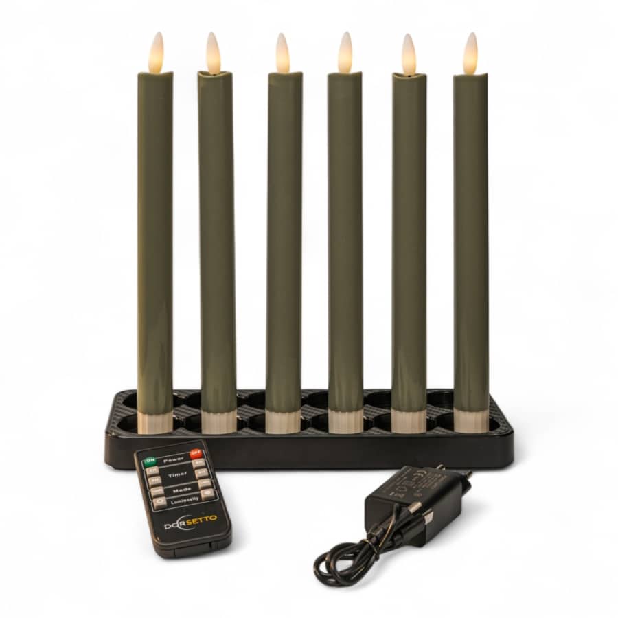 Set van 6 Dinerkaarsen LED donker grijs - oplaadbaar en tot 400 uur brandduur, geleverd in een zwarte houder met afstandsbediening en adapter, gepresenteerd tegen een witte achtergrond.
