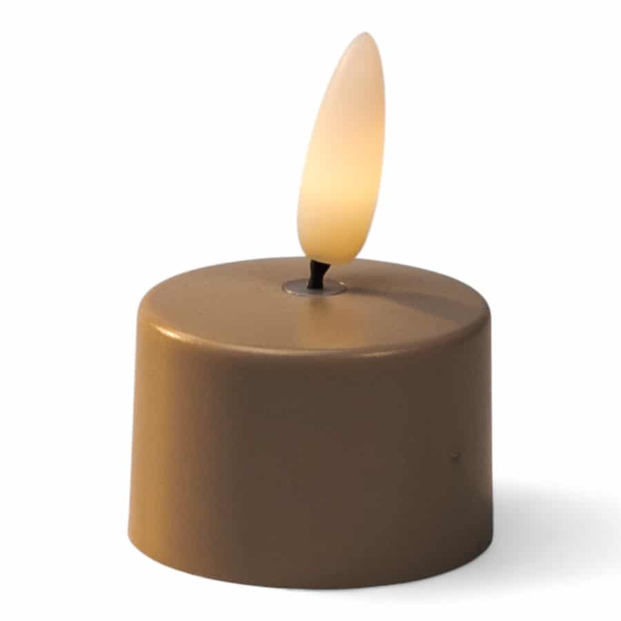 Een kleine, cilindervormige bruine LED waxinelichtkaars met een nepvlam die zachtjes gloeit, ontworpen om op een echte kaars te lijken.