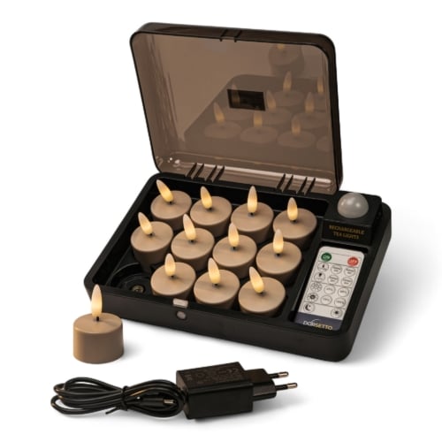 Een set van twaalf vlamloze LED-theelichtjes in een oplaaddoos, met één theelichtje aan de buitenkant. Een afstandsbediening en oplaadkabel worden ook getoond aan de voorkant van de koker.