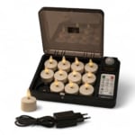 Een set van 12 oplaadbare vlamloze LED theelichtjes in een zwarte oplaaddoos met een doorzichtig deksel, vergezeld van een afstandsbediening en een voedingsadapter, tegen een witte achtergrond.