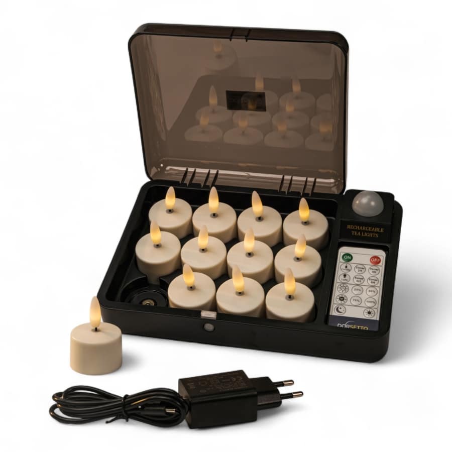 Een set van 12 oplaadbare vlamloze LED theelichtjes in een zwarte oplaaddoos met een doorzichtig deksel, vergezeld van een afstandsbediening en een voedingsadapter, tegen een witte achtergrond.