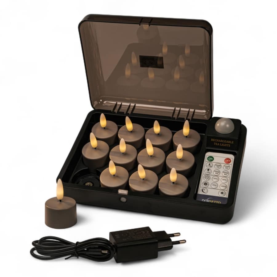 Een set van tien oplaadbare LED waxinelichtjes in een oplaaddoos met afstandsbediening, adapter en USB-kabel. Eén waxinelichtje zit buiten de koffer, alle kaarsen hebben een realistisch geel vlameffect.