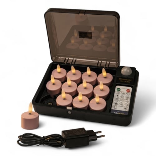 Een zwart oplaadstation bevat twaalf roze LED theelichtjes met vlamachtige toppen, een afstandsbediening en een adapter met een Europese stekker, allemaal op een witte achtergrond. Eén waxinelichtje is buiten de oplader geplaatst.