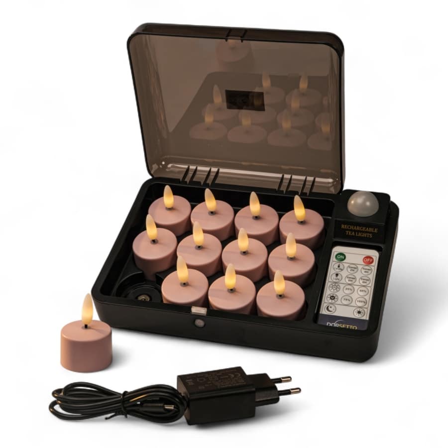 Een zwart oplaadstation bevat twaalf roze LED theelichtjes met vlamachtige toppen, een afstandsbediening en een adapter met een Europese stekker, allemaal op een witte achtergrond. Eén waxinelichtje is buiten de oplader geplaatst.
