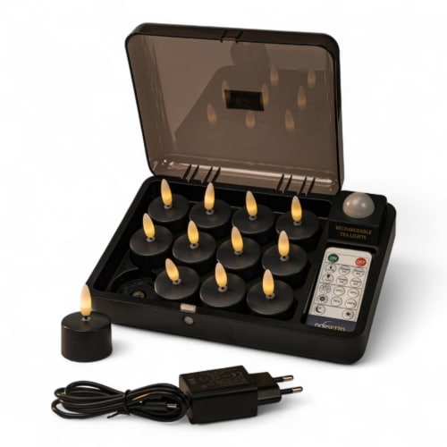 Een set van twaalf zwarte oplaadbare LED theelichtjes in een oplaaddoos met een afstandsbediening, een voedingsadapter en een USB-oplaadkabel, allemaal netjes gerangschikt op een witte achtergrond.