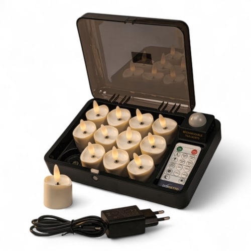 Een set van twaalf led theelichtjes op batterijen in een oplaaddoos, met een afstandsbediening en een voedingsadapter ervoor geplaatst. Eén waxinelichtje is buiten het doosje geplaatst.