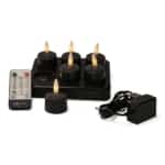 Een set van zes zwarte LED waxinelichtjes met vlamvormige lampjes, een zwarte oplaadbasis, een afstandsbediening en een voedingsadapter, allemaal weergegeven op een witte achtergrond.